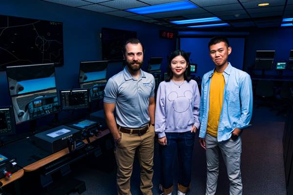 研究小组凯尔·威尔克森, 阿曼达·朱(23岁)和丹尼尔·邱(23岁)为国际飞行学生开发了一个沉浸式项目，以提高他们的无线电通信技能. (图片来源:德/Connor Mcshane). 