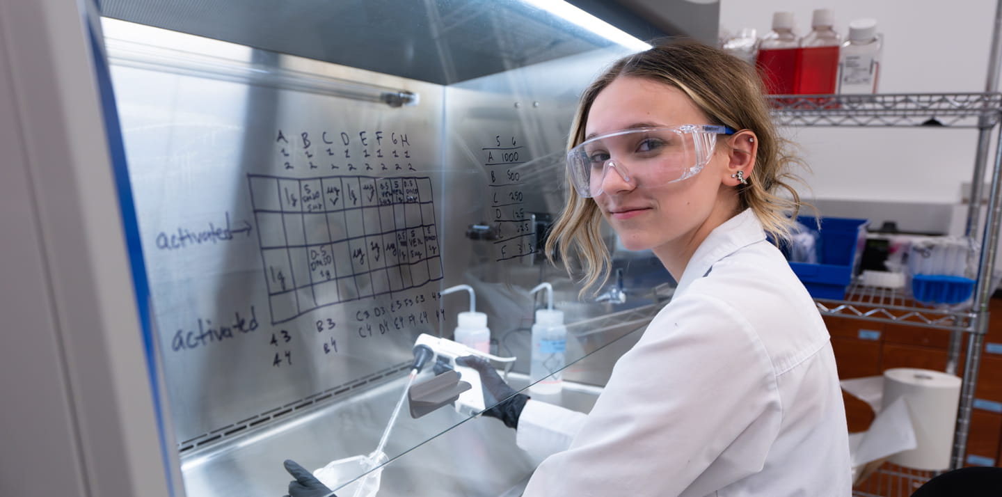 Woman working in the Omics Lab