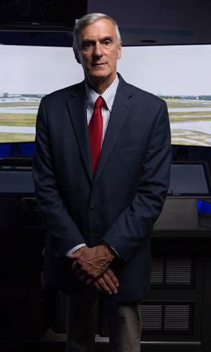 Professor in front of a simulation screen.