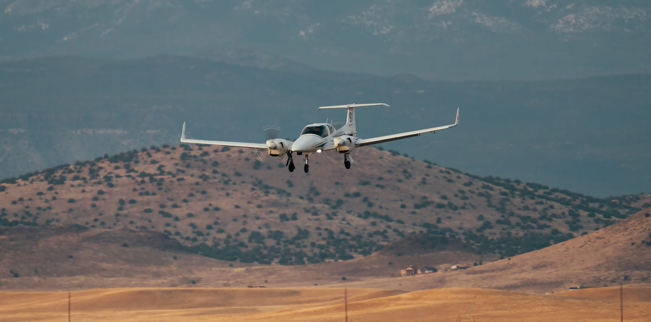 a plane flies through the Arizona mountains