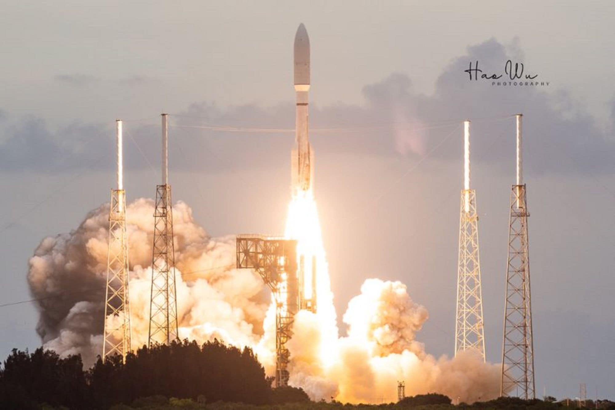 A rocket just seconds after liftoff from a launch pad at Kennedy Space Center. (Photo: Hao Wu)