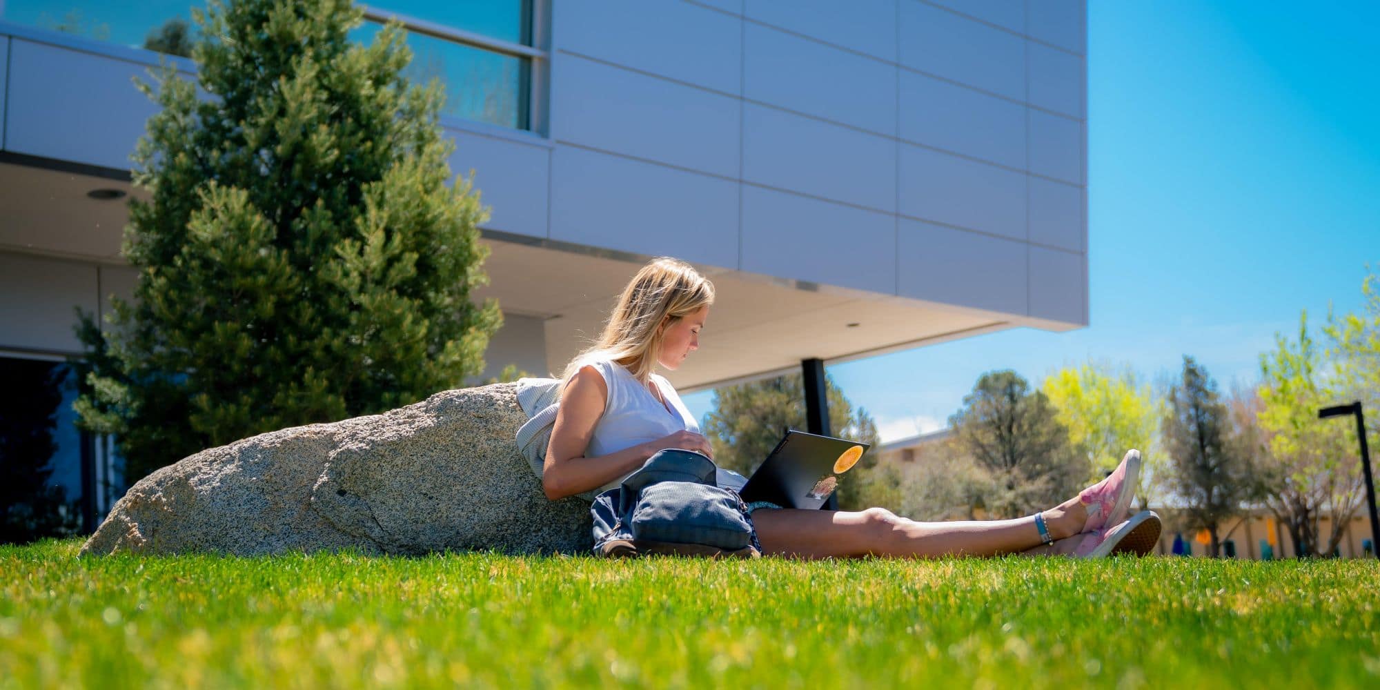 A student studies outside on the Prescott Campus. (Photo: Embry‑Riddle / Connor McShane)