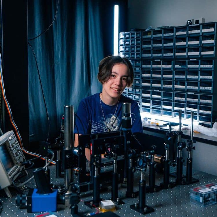 Ari Chai ('28 )works in the Laser Optics Lab. 