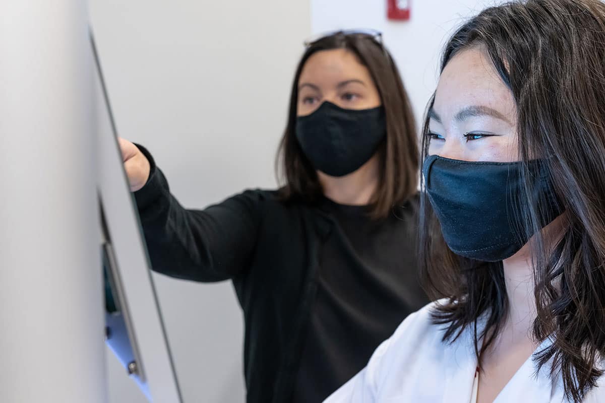 Dr. Amber Paul and Olivia Siu in the Omics Lab.