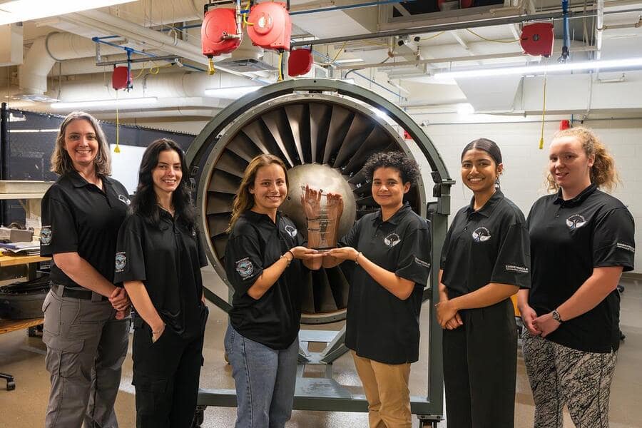 Embry-Riddle avaiation maintenance team