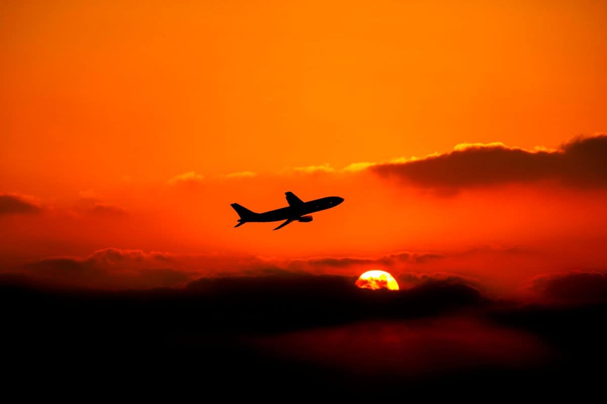 As temperatures climb during the summer season, Embry‑Riddle experts advise passengers to plan ahead to avoid delays. (Photo: Getty Images)