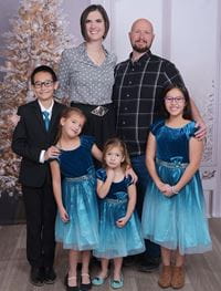 Nathan Scallon with his wife, Lauren, and their four children: (from left to right) Joseph, 14; Jadzia, 7; River, 4; and Athena, 11. (Photo: Courtesy of Nathan Scallon)