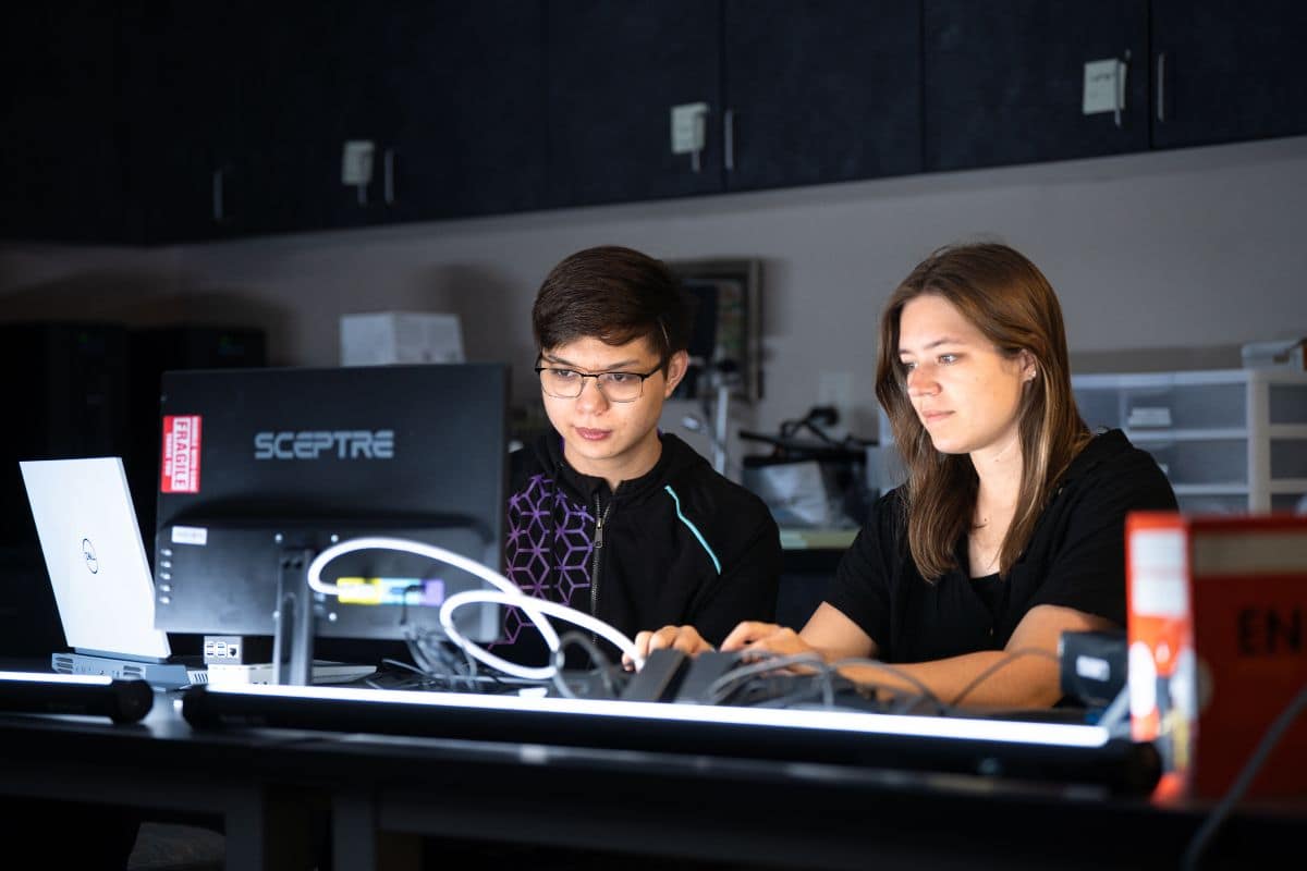 Students work on computers and other specialized technical equipment in the Cyber Gym Makerspace as part of advanced cybersecurity training. (Photo: Embry‑Riddle/Connor McShane)