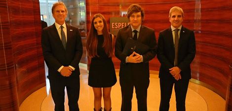 Maria Noel de Castro Campos with Argentine President Javier Milei and others.