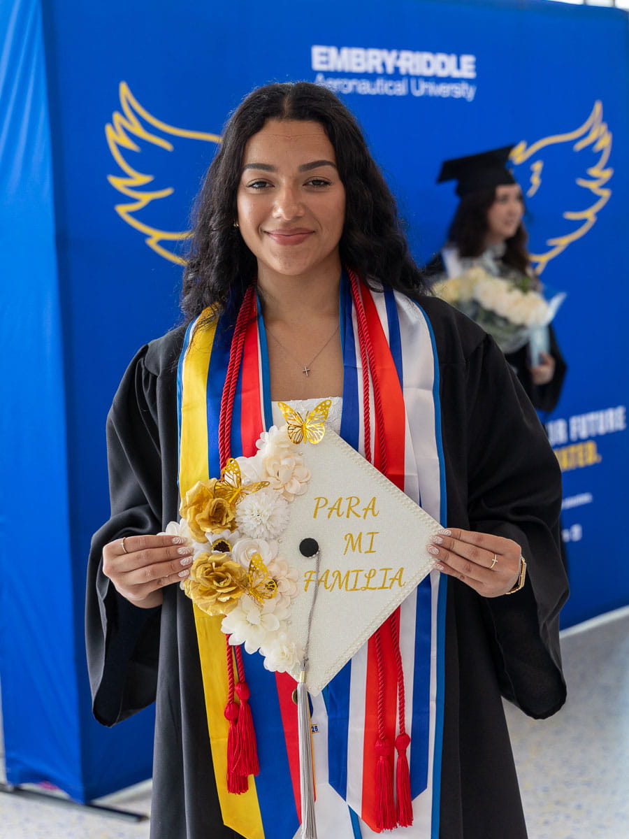 Aeronautics graduate Nicole Ariana Garcia decorated her cap with the words, “Para mi familia,” or “For my family.” (Photo: Embry-Riddle/Seth Robbins)