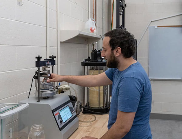 Students working in the Advanced Geotechnical Laboratory