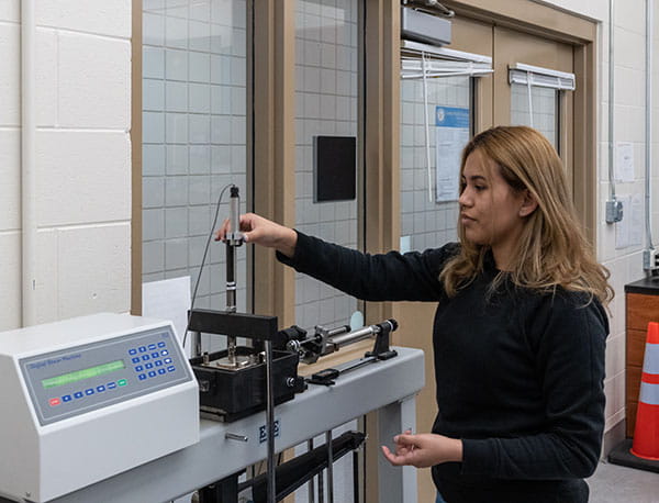 Students working in the Advanced Geotechnical Laboratory