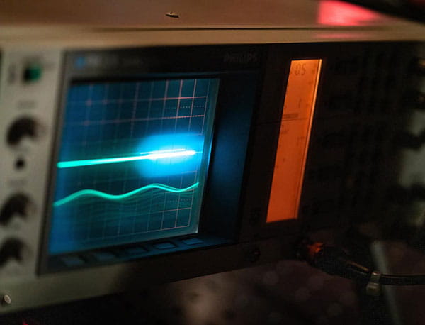 An equipment screen with straight and wavy lines in the Modern Physics and Optics Laboratory