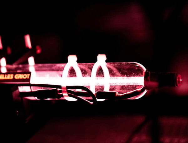 A glass cylinder aparatus in the Modern Physics and Optics Laboratory