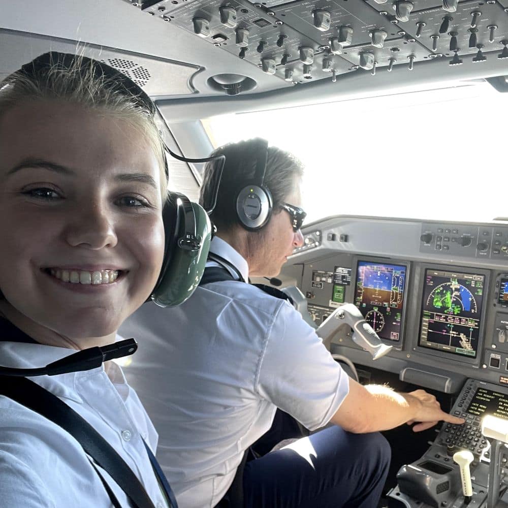 Megan Gill enjoys her time with a Horizon Air crew on the flight deck of ERJ-175 en route to Santa Rosa, California. (Photo: Megan Gill)