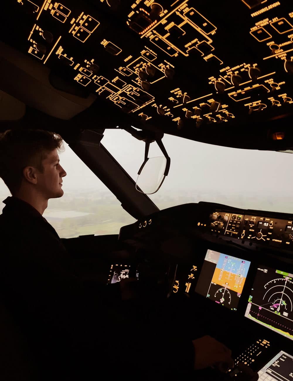 Arthur Clarke (’24) flying a 787 Dreamliner simulator during an AOA facility tour of the Boeing Training Campus Miami. (Photo: Arthur Clarke)